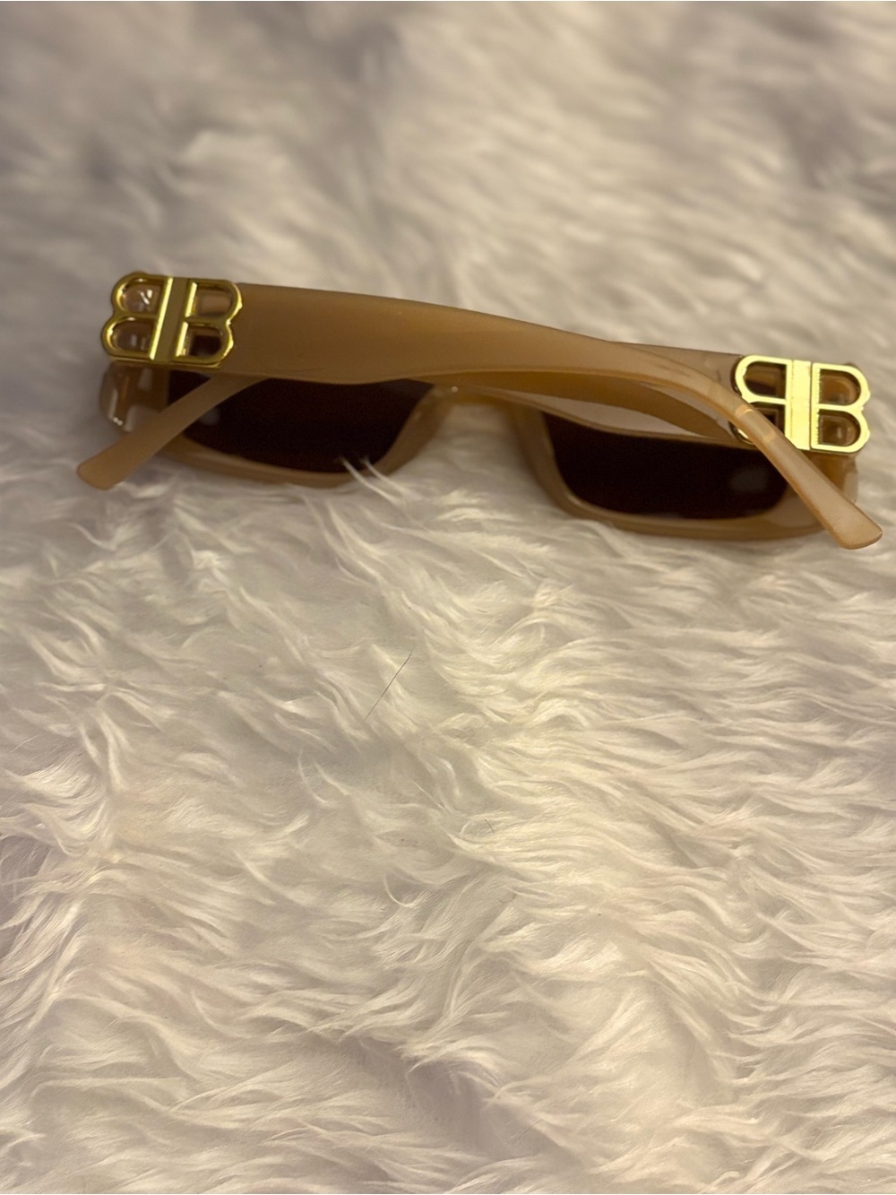 Classic Rectangular Women's Sunglasses in Beige - Picture 4 of 7